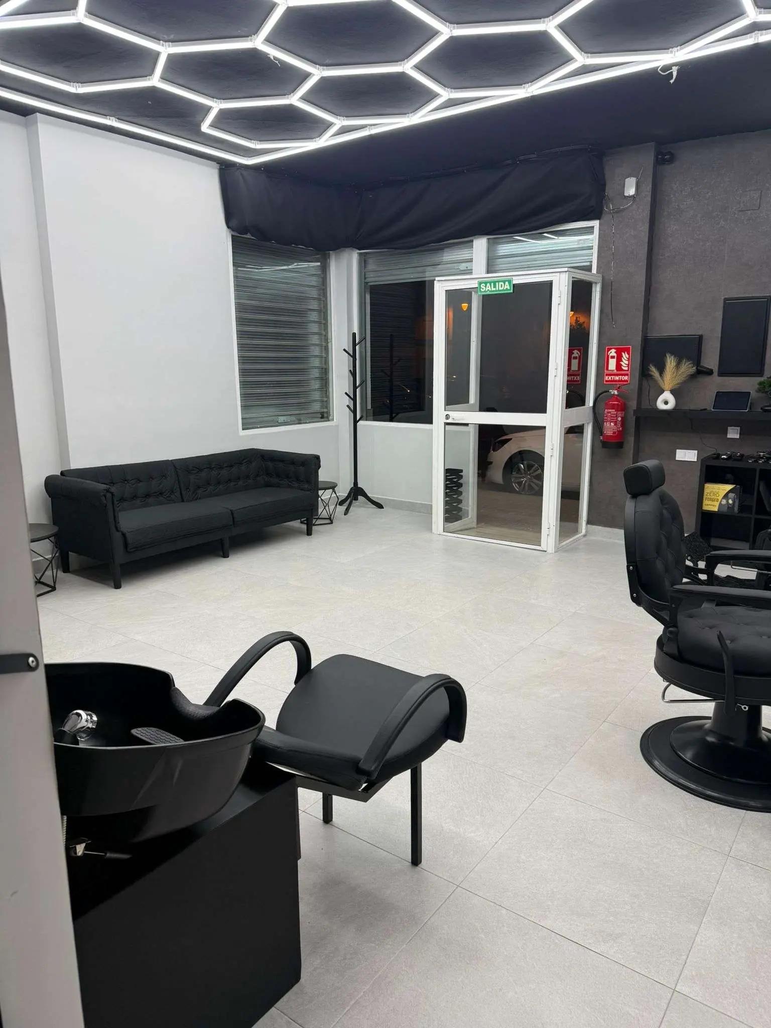 Detalle decorativo y tarjeta de Elegance Barber barbería premium en Ayamonte