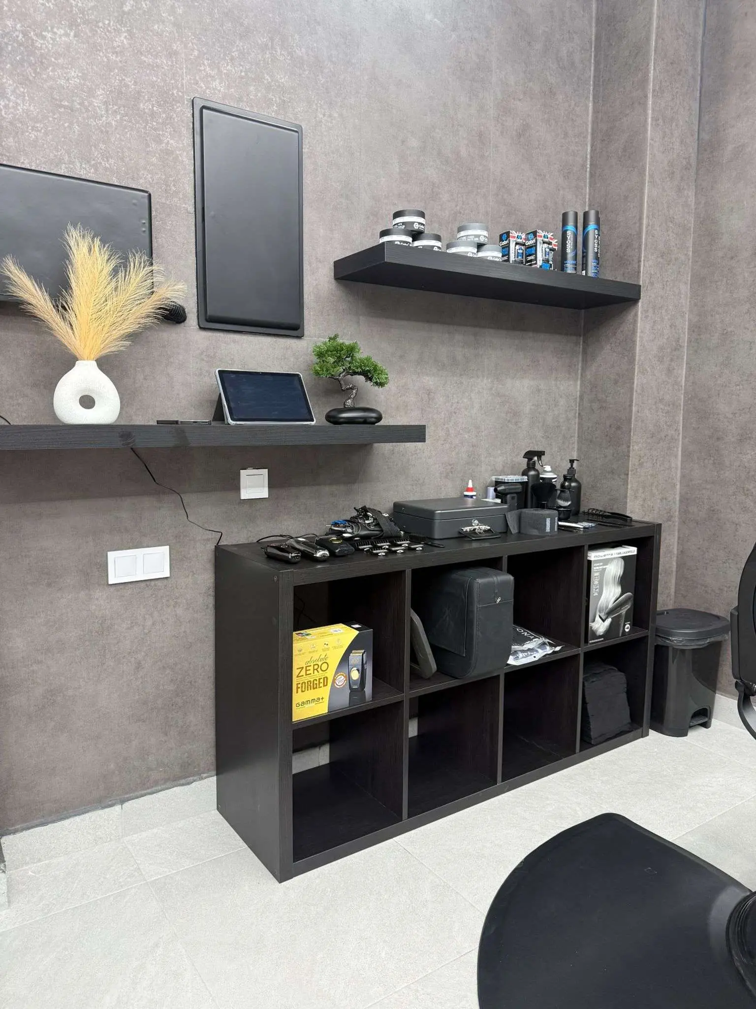 Sillón clásico de barbero negro con espejo y luces LED hexagonales en Elegance Barber Ayamonte