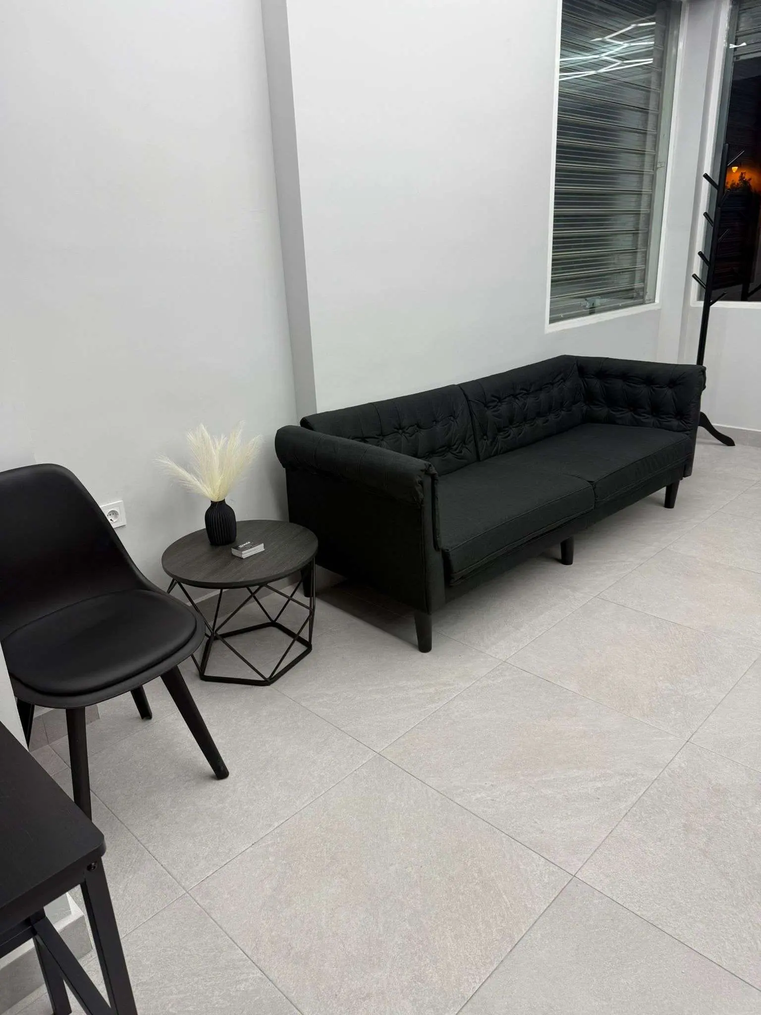 Dos sillones de barbero profesionales con iluminación LED en barbería Elegance Barber Ayamonte